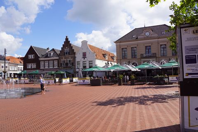 95 Terras op de Markt in Steenwijk, afgezet met hekken en met de tafels op ruime afstand van elkaar