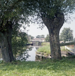 1028 Gezicht op de brug in de Kerklaan te Belt-Schutsloot omstreeks 1990