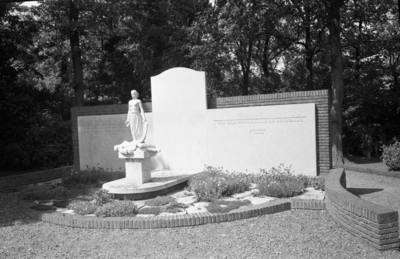 318 Monument voor de gevallenen, door Hildo Krop, in park Rams Woerthe te Steenwijk