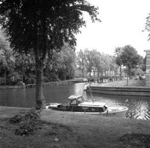 443 Gezicht vanaf het water op het bruggetje tussen de Kerkstraat en de Rietvink te Blokzijl