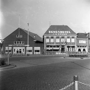 545 Bioscoop Roxy en Bondshotel Van der Woude op de hoek Stationsstraat - Meppelerweg te Steenwijk