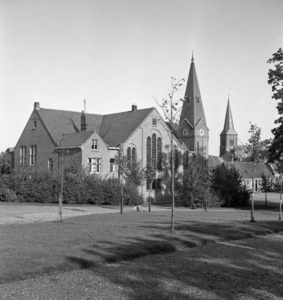 556 De Gereformeerde Kerk aan de Onnastraat, met op de achtergrond de toren van de Onze-Lieve-Vrouwekerk, te Steenwijk