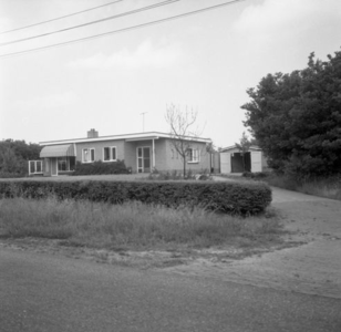 571 Bungalow aan de Paasloërweg te Paasloo omstreeks 1965