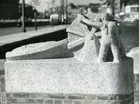 108 Versiering (sluiswachter) van de brug over de Kostverlorenvaart en Schinkel bij Overtoom te Amsterdam, 1949