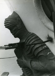 110 Detail van het boegbeeld Sint Joris en de draak aan m.s. Tara te Rotterdam, 1951/1952