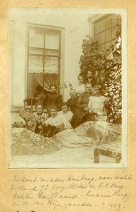 1170 Familieportret. Met in het midden Hein Krop, omstreeks 1909