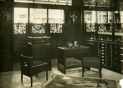 1174 Interieur van juwelierszaak Steltman, ontworpen door Hildo Krop ca. 1920, Noordeinde 42a te Den Haag