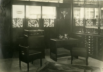 1175 Interieur van juwelierszaak Steltman, ontworpen door Hildo Krop ca. 1920, Noordeinde 42a te Den Haag