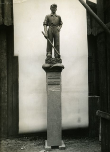 1195 Monument Dijkwerker , brons, ca. 90 cm hoog, op een sokkel met de tekst Van duizenden Nederlanders aan de volkeren ...