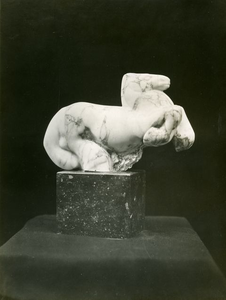 1197 Marmeren paardje, 32 cm, 1924