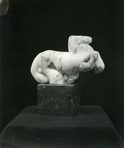 1198 Marmeren paardje, 32 cm, 1924