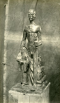 1204 Staande man met fakkel en St. Apollonia, schutspatronesse van de mondlijders, brons, 83 cm, 1927