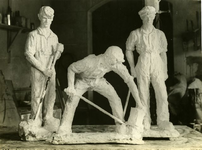 1222 Dijkwerkers, 3 figuren, voorstudie tableau monument Afsluitdijk, 1933-1935