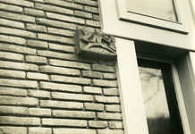 1230 Raamversiering, gebakken aarde, Raadhuis aan de Oudezijds Voorburgwal 197-199 te Amsterdam, 1922-1926