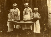 19 In de bakkerij van Hendrik Krop te Steenwijk in 1894