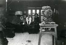 25 Hildo Krop in atelier te Amsterdam in 1913/1914