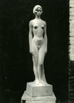 370 Staand meisjesnaakt, franse kalksteen, 95 cm, 1934