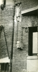 37 Versiering van het Scheepsvaarthuis aan de Prins Hendrikkade te Amsterdam, 1913 /1916