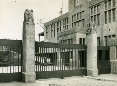 38 Hekpijlerbekroningen bij gebouw Hollandse Lloyd in Amsterdam, 1916/1921