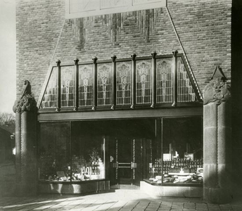 42 Winkelhuis aan de Havenstraat 75 te Hilversum met twee pilasterbekroningen,omstreeks 1918