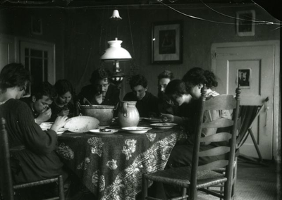 555 Familiefoto Hildo Krop: Hildo Krop met de familie Bendien aan tafel in De Zeven Linden te Blaricum omstreeks 1910