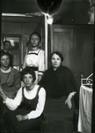 565 Margaretha Maria d'Audretsch, Lientje Bendien, Wilhelmina Hendrika Polak-Krop en onbekend persoon, circa 1910