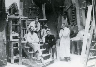 5 Hildo Krop in atelier bij Scheepvaarthuis te Amsterdam, 1914