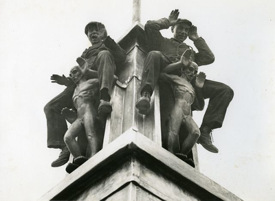 64 'Krantenlopers' van beeldhouwer Hildo Krop op de hoeken van de torenspits van het Telegraafgebouw, destijds gelegen ...