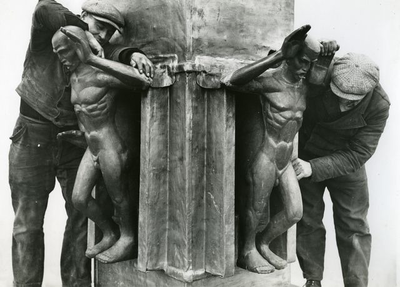 65 'Krantenlopers' van beeldhouwer Hildo Krop op de hoeken van de torenspits van het Telegraafgebouw, destijds gelegen ...