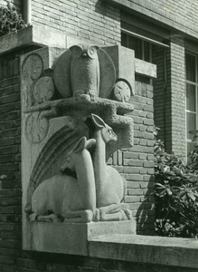 85 De Nacht bij het voormalig Wilhelmina Gasthuis, oogheelkundige kliniek te Amsterdam, kalksteen, 134 cm, 1933