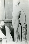 869 Hildo Krop met beeld van naakte man, ca. 1910