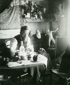 8 Hildo Krop in het atelier te Amsterdam in 1910/1911