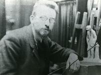 9 Hildo Krop in het atelier te Amsterdam in 1910