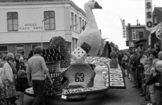 385 Bloemencorso Vollenhove. 'Ganzebord', wagenbouwgroep onbekend