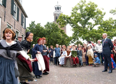 585 De heer Pieter van Vollenhoven op bezoek in Vollenhove bij de viering van 650 jaar stad. Optreden van ...