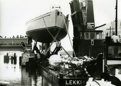 868 Ter waterlading van een schip nabij Royal Huisman Shipyard te Vollenhove
