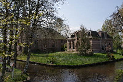 3819 Binnenpad 50, Giethoorn: doopsgezinde kerk en pastorie