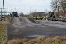 11307 Uitladen van legervoertuigen bij platform station Eesveenseweg, Steenwijk