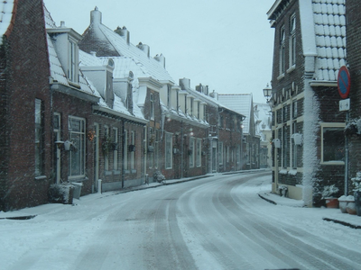 12433 De Zuiderstraat in Blokzijl bedekt met een laagje sneeuw