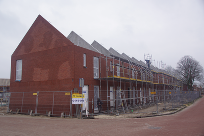 12436 Bouwplaats van nieuwe woningen in de Vondelstraat te Steenwijk.