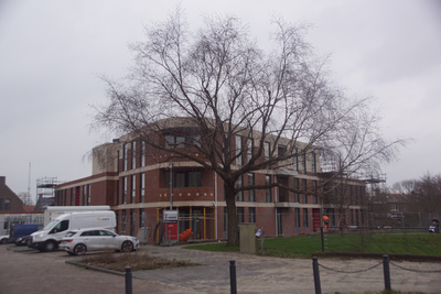 12441 Bouwplaats van nieuwe woningen op de locatie van de voormalige bibliotheek aan de Nicolaas ter Maethstraat 2 te ...