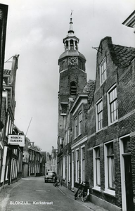 453 De Kerkstraat met uithangbord van slagerij Noback te Blokzijl, [1950-1960]