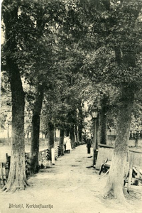 457 Het Kerkhoflaantje te Blokzijl, [1910-1940]