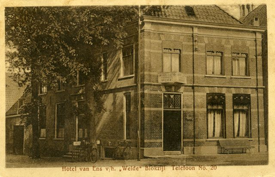468 Hotel van Ens, voorheen hotel Weide aan de Zeedijk te Blokzijl omstreeks 1920, 1923