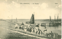 922 Vrouwen en kinderen poseren bij de ingang van de haven te Vollenhove, 1915