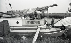 116 Platbodem in een vaart met op de achtergrond een brug