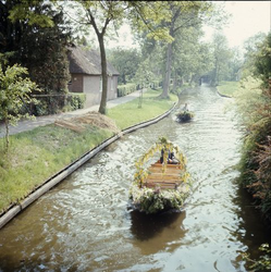 264 Versierde bootjes te Giethoorn omstreeks 1975