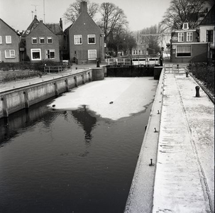 87 De sluis te Blokzijl, met rechts café Sluiszicht , omstreeks 1973