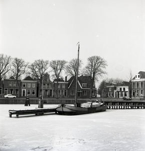 90 De Kolk, met zicht op de Noorderkade, te Blokzijl omstreeks 1973