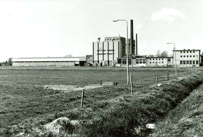 1103 Fabriekscomplex Novac aan de Tukseweg te Tuk in 1985